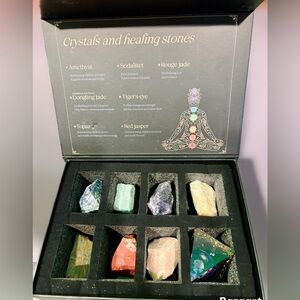 8 Stone/Crystal Chakra Gift Set with Pryramid Prism & Chakra Guide